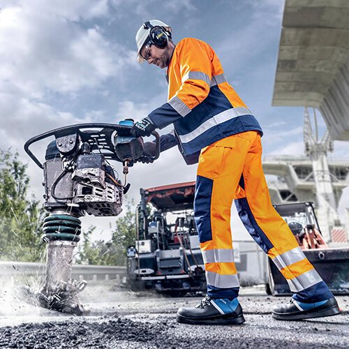 Shock absorping and comfortable safety boots for asphalting work