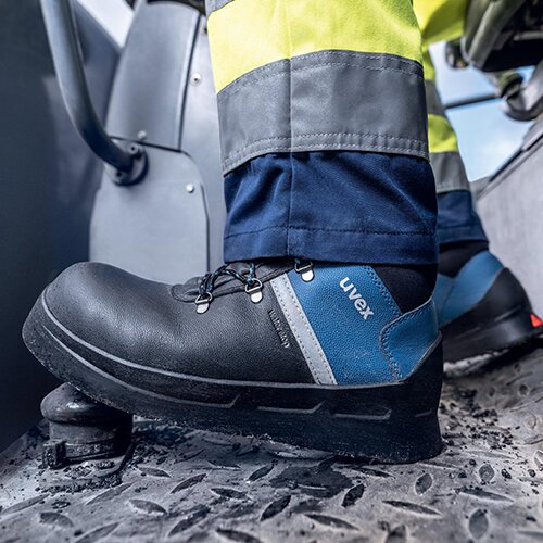 Flexible safety shoes S3 with rubber sole for asphalt work and road construction