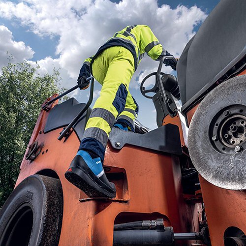 Slip-resistant safety boots for asphalting work and road construction