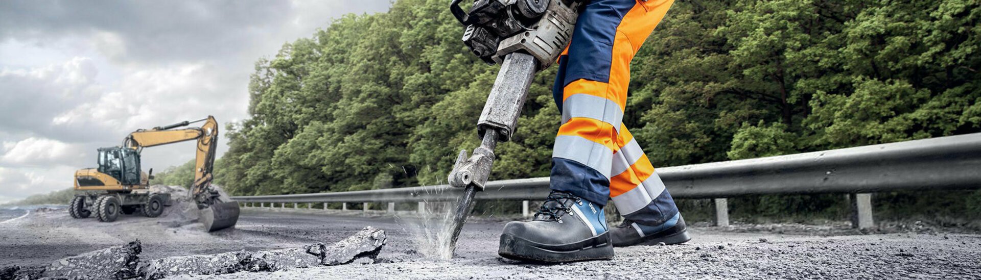Heat-insulating and protective S3 safety boots especially for road construction