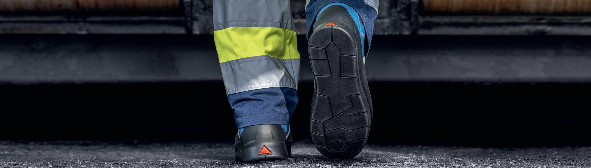 Safety boot S3 with flat sole profile especially for asphalt work